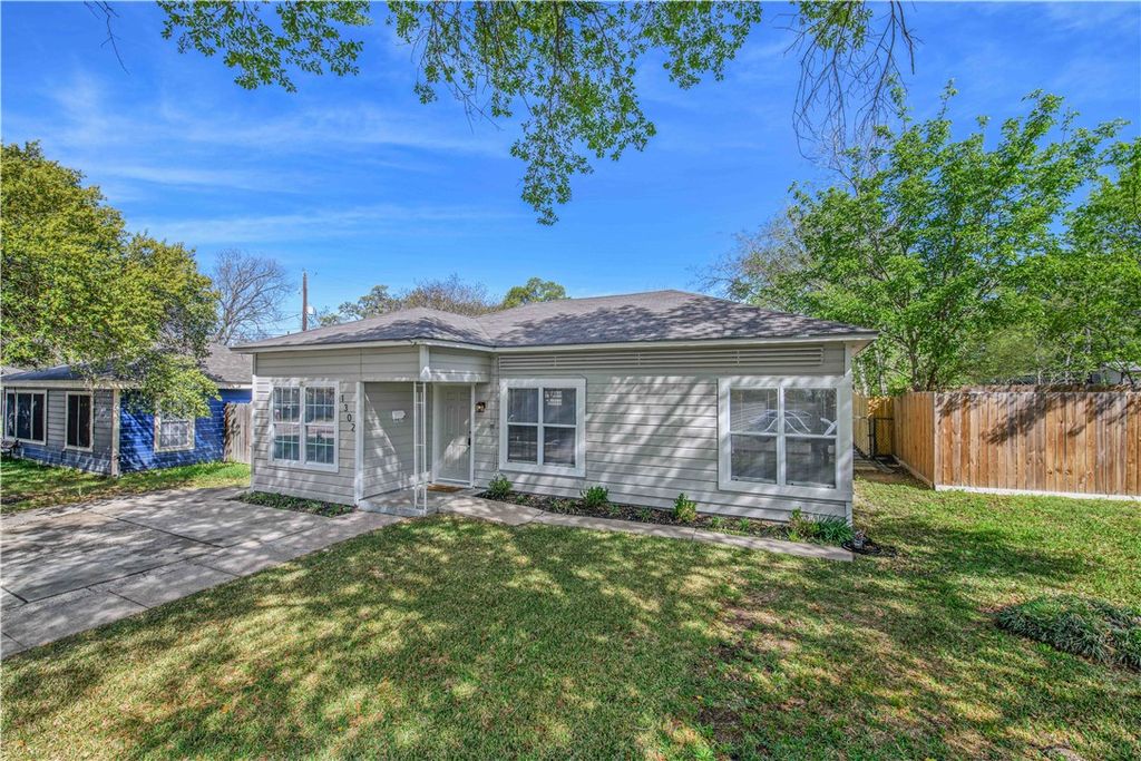 Photo of 1302 E 23rd Street, Bryan, TX 77803 (MLS # 26003369)
