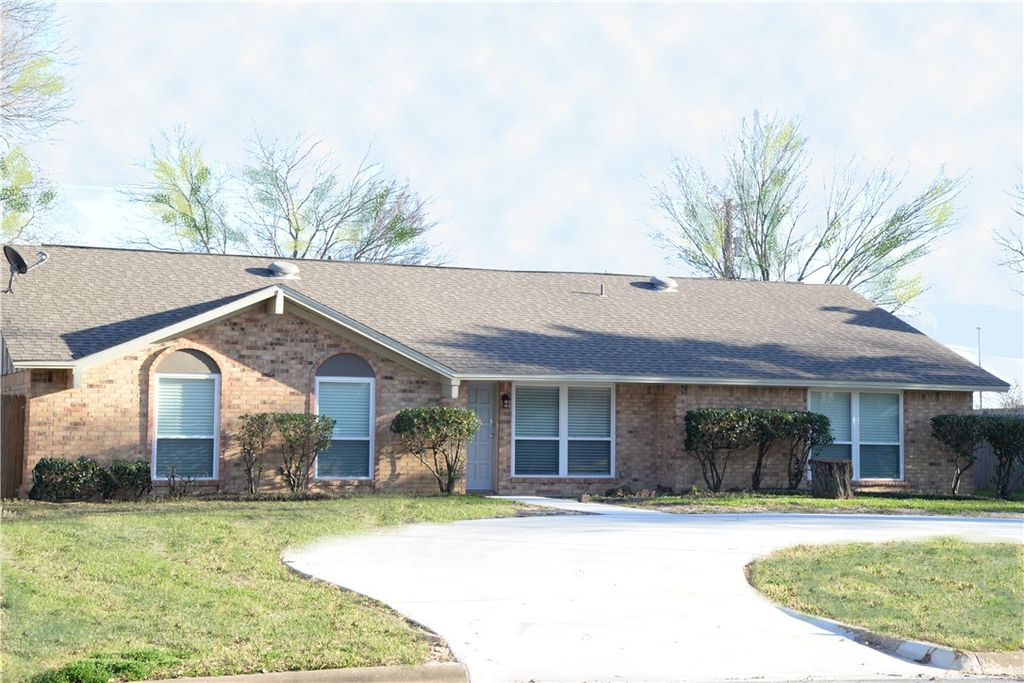 Photo of 2210 Quail Hollow Dr, Bryan, TX 77802 (MLS # 26000785)