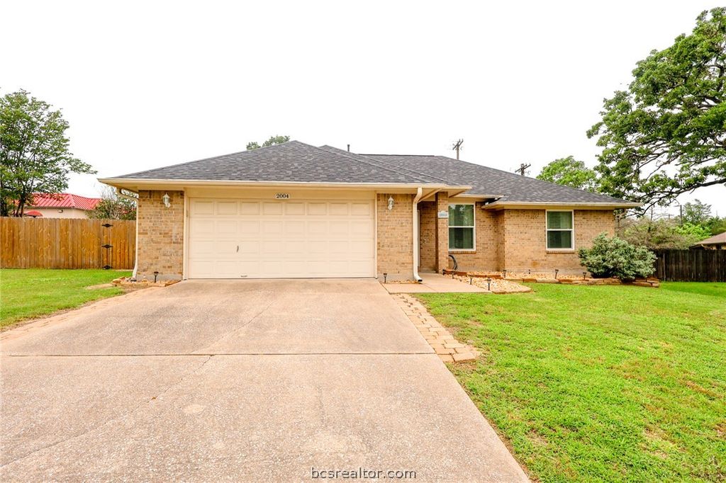 Photo of 2004 Sandalwood Lane, Bryan, TX 77807 (MLS # 26005218)