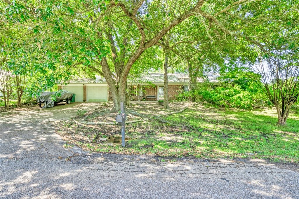 Photo of 309 Heath Avenue, Madisonville, TX 77864 (MLS # 26004621)