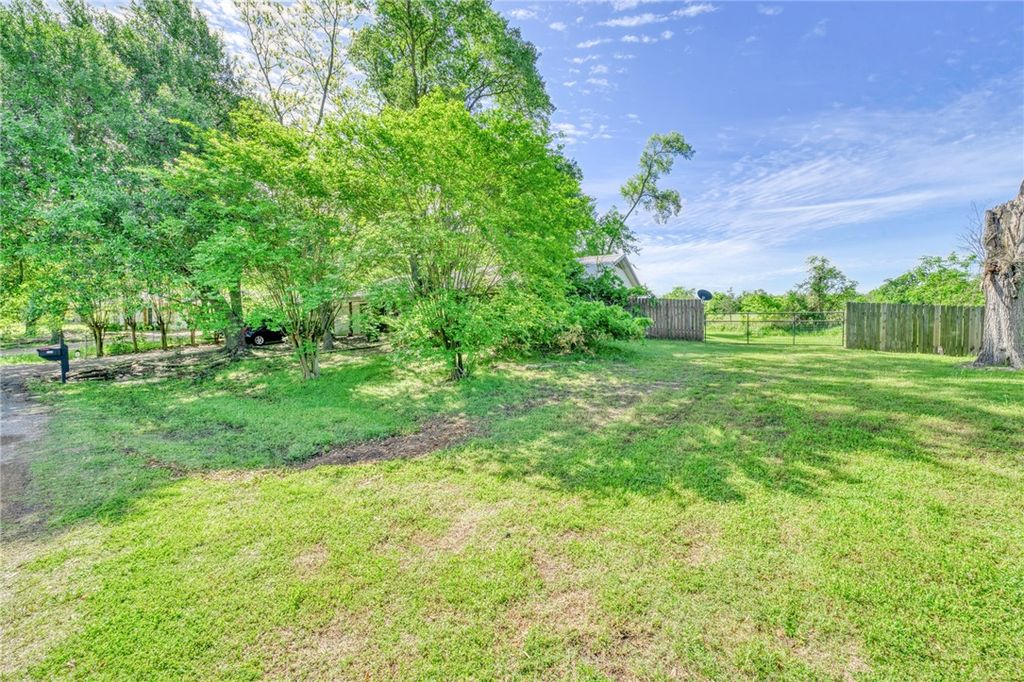 Photo of 309 Heath Avenue, Madisonville, TX 77864 (MLS # 26004621)