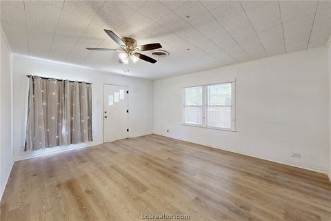 Tiny photo for 606 Wheelock Street, Hearne, TX 77859 (MLS # 26003702)