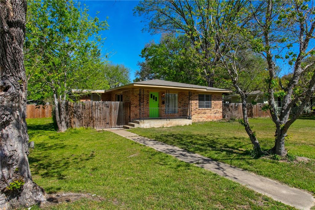 Photo of 606 Wheelock Street, Hearne, TX 77859 (MLS # 26003702)