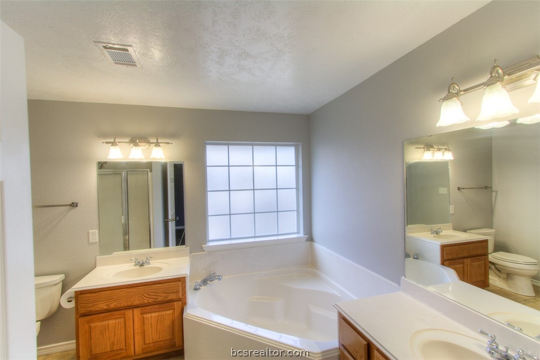 College Station, Texas 77845, United States, 4 Bedrooms Bedrooms, ,2 BathroomsBathrooms,Residential,Pending,57374