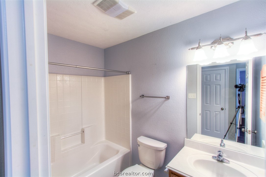 College Station, Texas 77845, United States, 4 Bedrooms Bedrooms, ,2 BathroomsBathrooms,Residential,Pending,57374