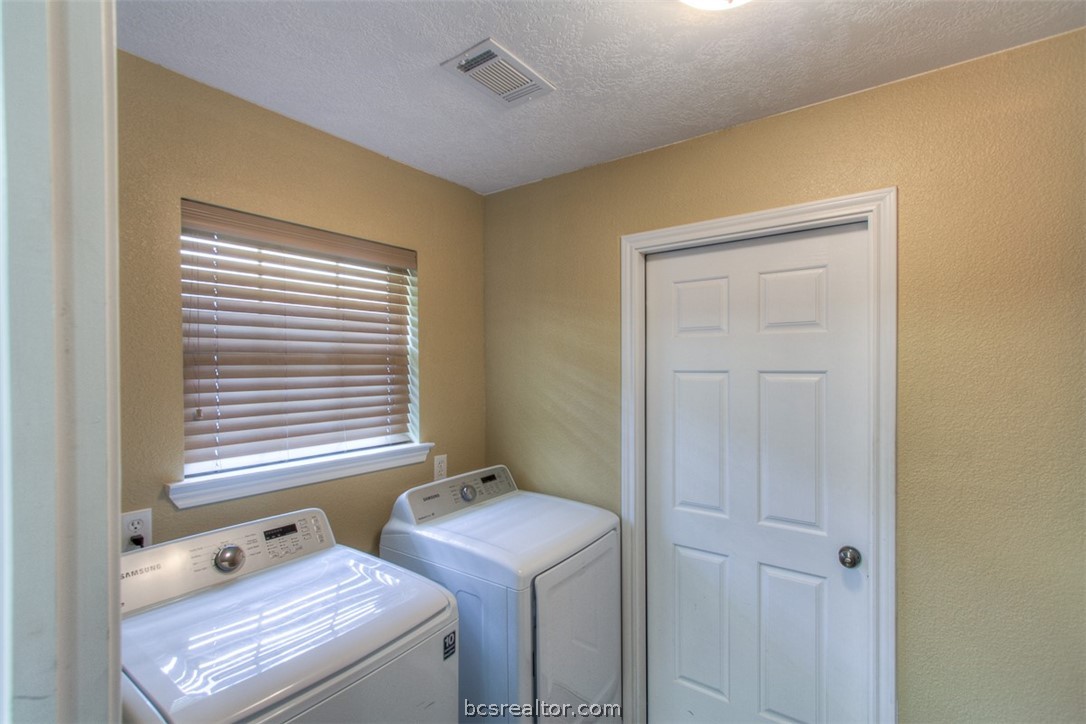 College Station, Texas 77845, United States, 4 Bedrooms Bedrooms, ,2 BathroomsBathrooms,Residential,Pending,57374