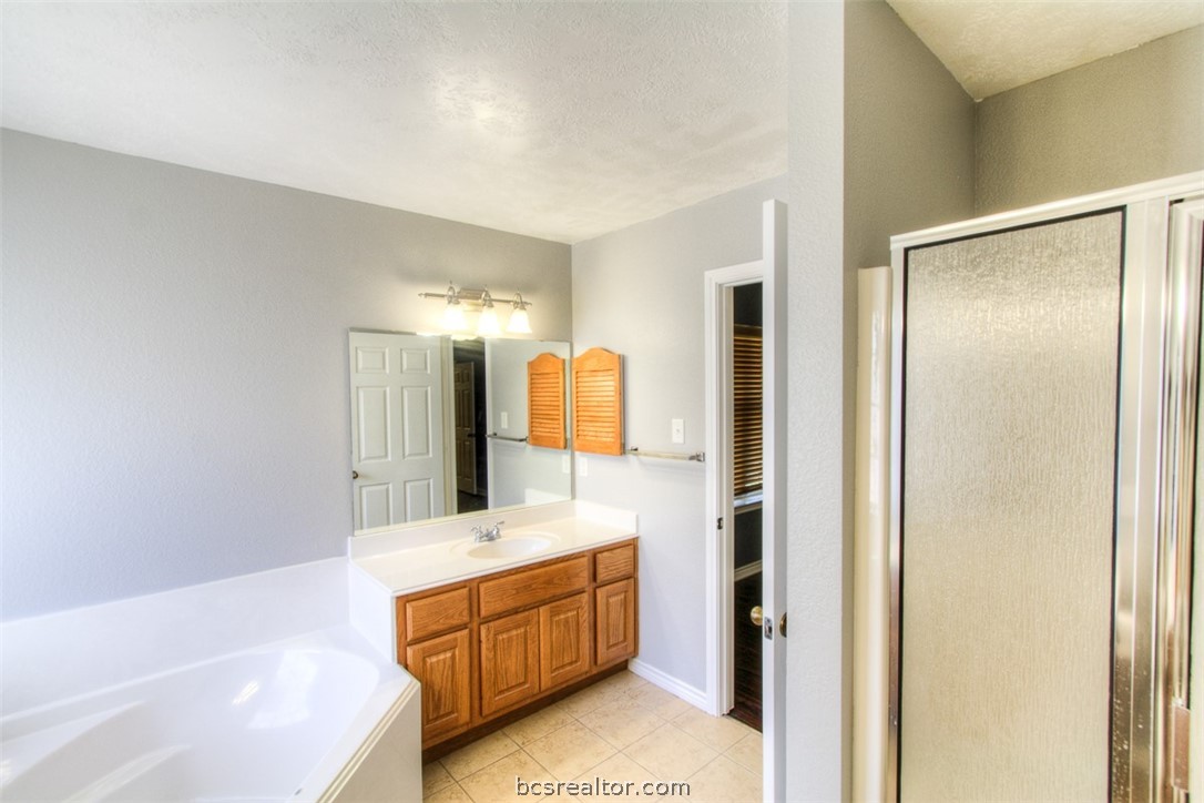 College Station, Texas 77845, United States, 4 Bedrooms Bedrooms, ,2 BathroomsBathrooms,Residential,Pending,57374