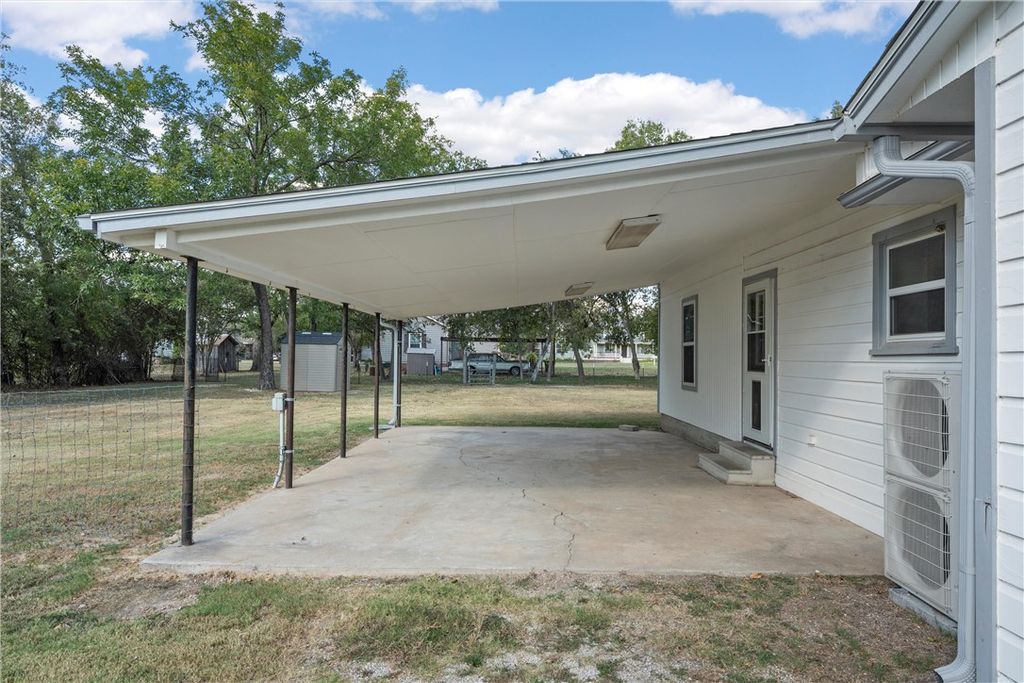 Photo of 312 E Colorado St St, Bremond, TX 76629 (MLS # 25013295)