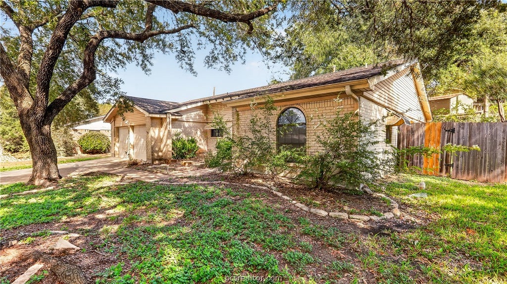 Photo of 1805 Lakeview Drive, Brenham, TX 77833 (MLS # 26012570)