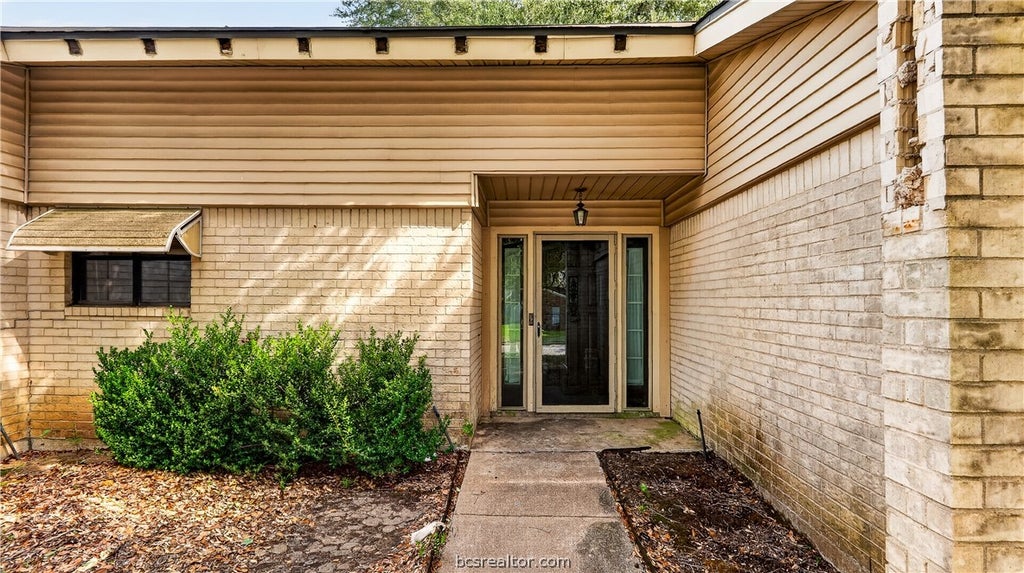 Photo of 1805 Lakeview Drive, Brenham, TX 77833 (MLS # 26012570)