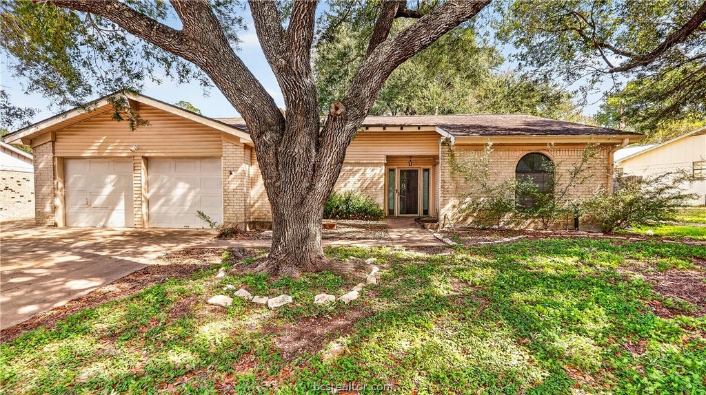 Photo of 1805 Lakeview Drive, Brenham, TX 77833 (MLS # 26012570)