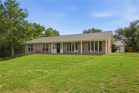 Photo of 2104 Carter Creek Parkway, Bryan, TX 77802 (MLS # 26004523)