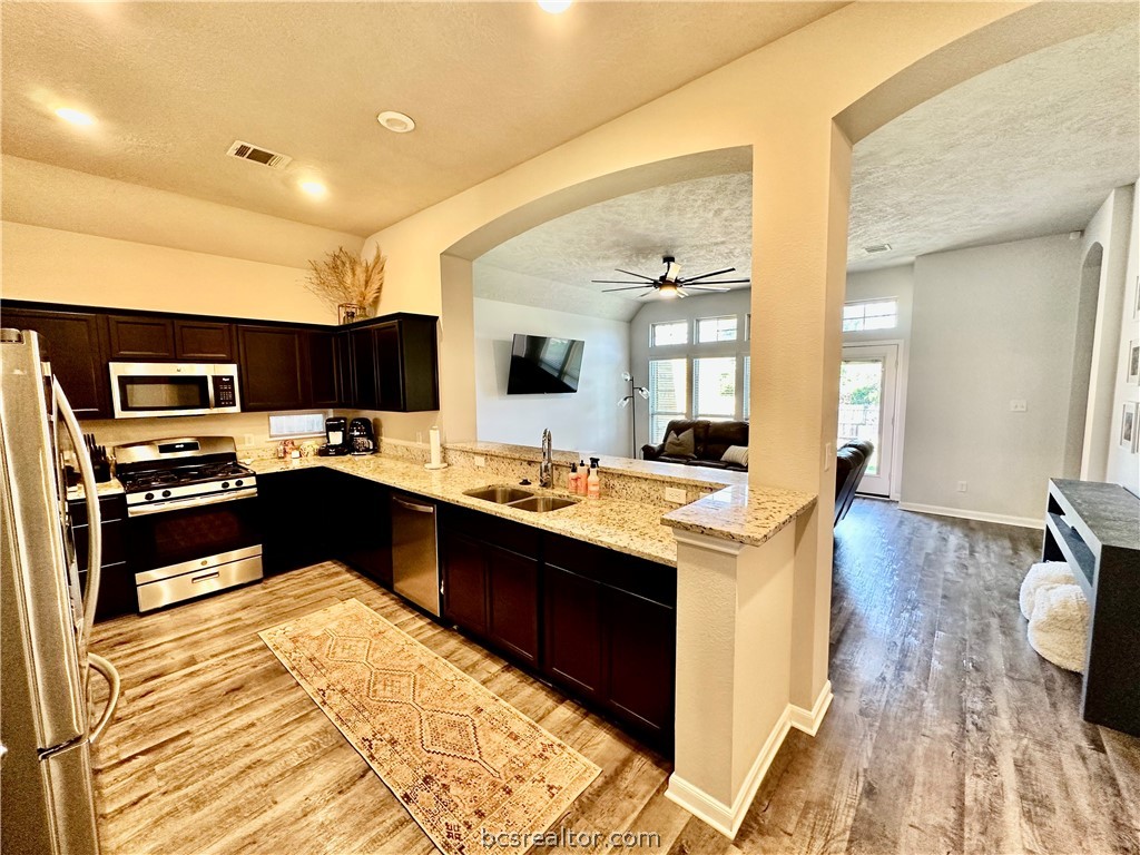 College Station, Texas 77845, United States, 3 Bedrooms Bedrooms, ,2 BathroomsBathrooms,Residential,Pending,59810