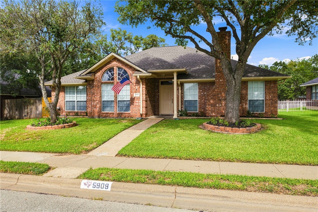 Photo of 5909 Sheffield Terrace Lane, Bryan, TX 77802 (MLS # 26012231)