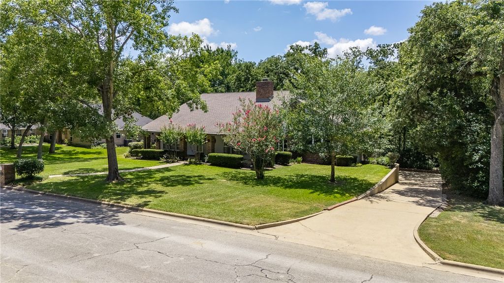 Photo of 805 Copperas Drive, Caldwell, TX 77836 (MLS # 26008673)