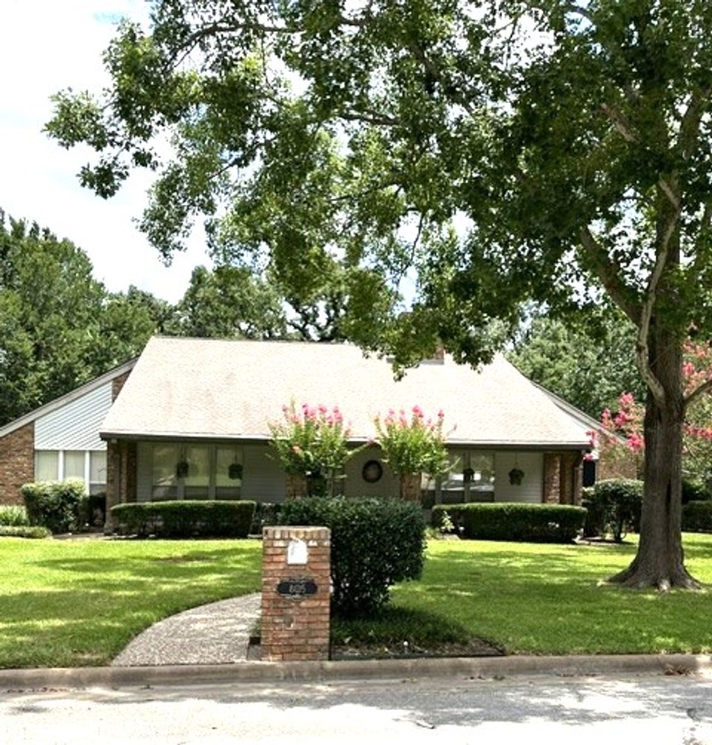 Photo of 805 Copperas Drive, Caldwell, TX 77836 (MLS # 26008673)