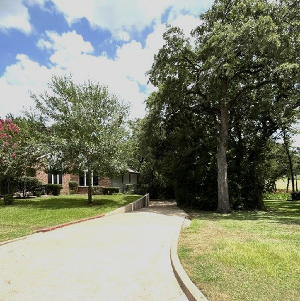 Photo of 805 Copperas Drive, Caldwell, TX 77836 (MLS # 26008673)