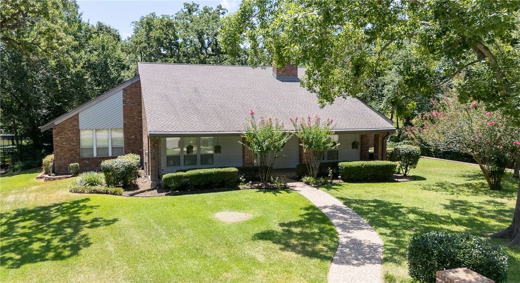 Photo of 805 Copperas Drive, Caldwell, TX 77836 (MLS # 26008673)