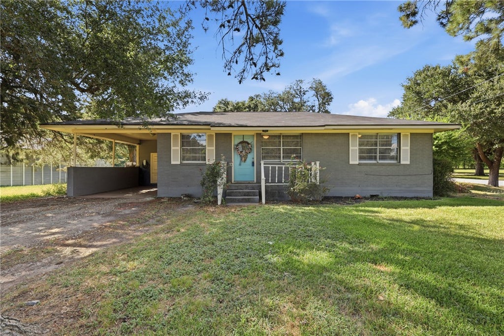 Photo of 1425 E Collard Street, Madisonville, TX 77864 (MLS # 26008819)