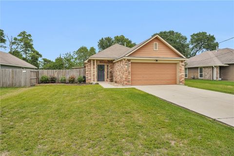 Tiny photo for 704 Heritage Drive, Navasota, TX 77868 (MLS # 26005202)