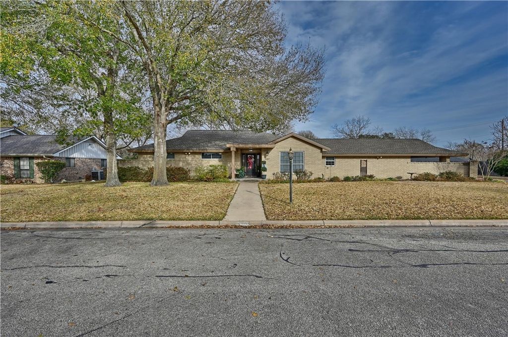 Photo of 2007 Geney Street, Brenham, TX 77833 (MLS # 26001912)