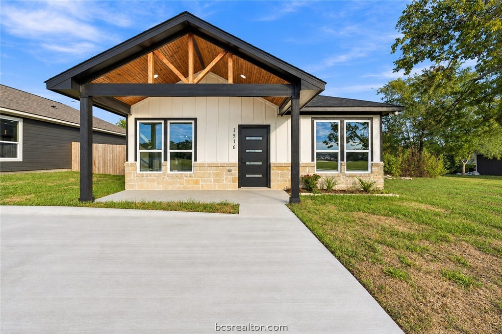 Photo of 1516 Dansby Street, Bryan, TX 77803 (MLS # 26012094)