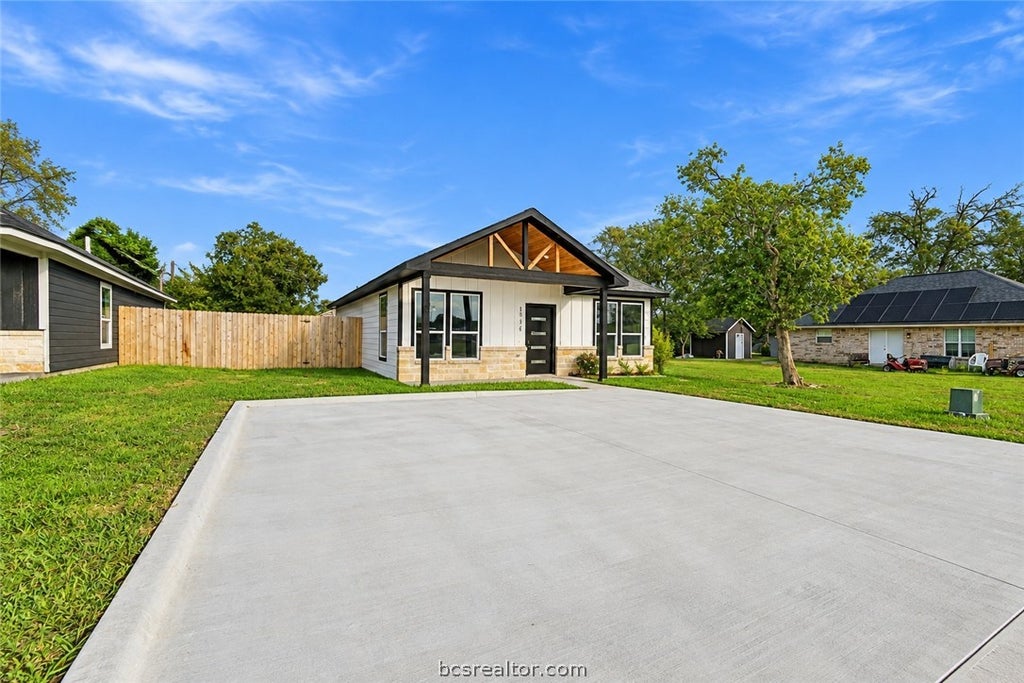 Photo of 1516 Dansby Street, Bryan, TX 77803 (MLS # 26012094)