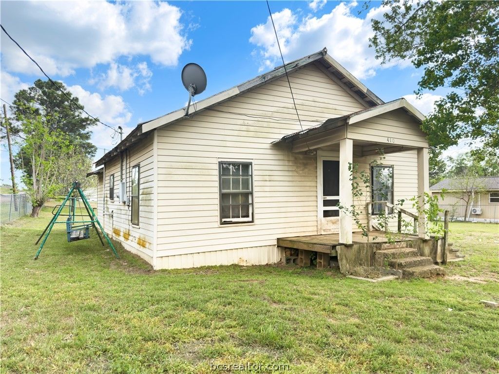 Photo of 410 E 7th Street, Hearne, TX 77859 (MLS # 26004703)