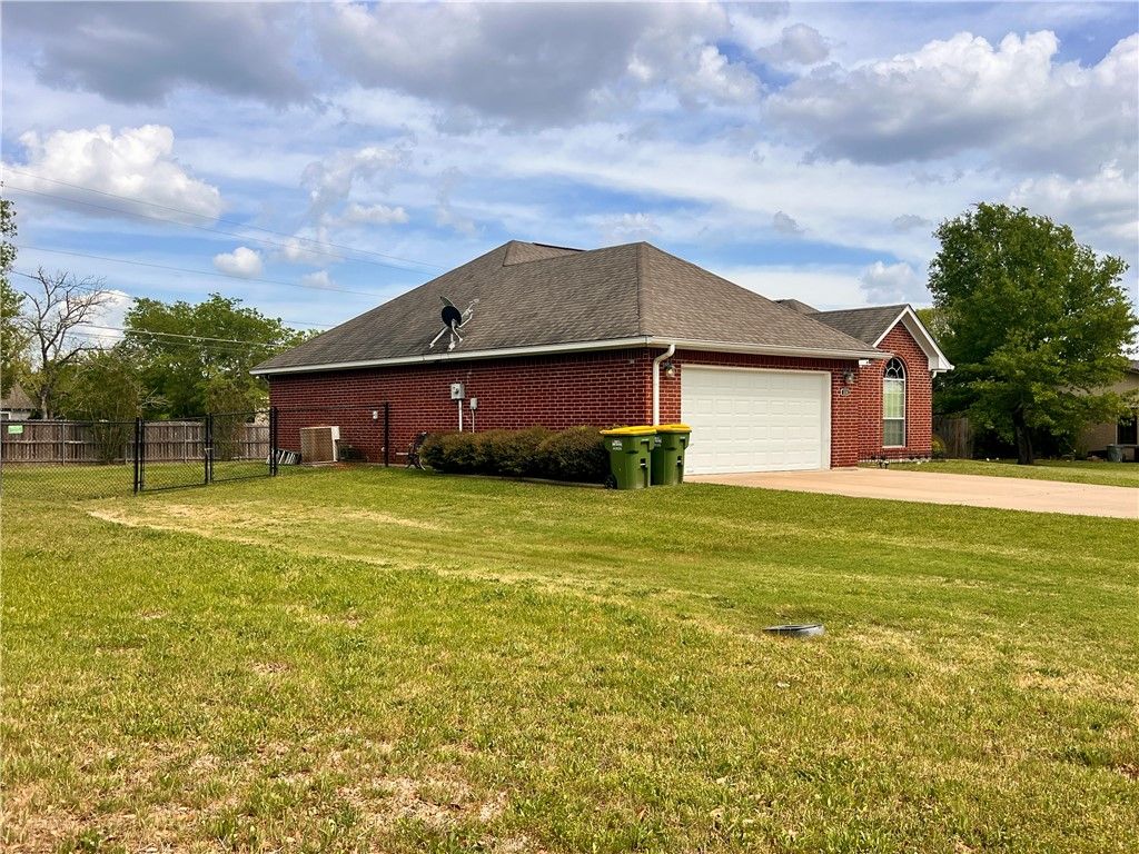 Photo of 104 Frost Creek Ave. Ave, Groesbeck, TX 76642 (MLS # 26003972)