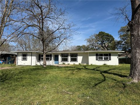 Photo of 427 Wood Street, Navasota, TX 77868 (MLS # 26003395)