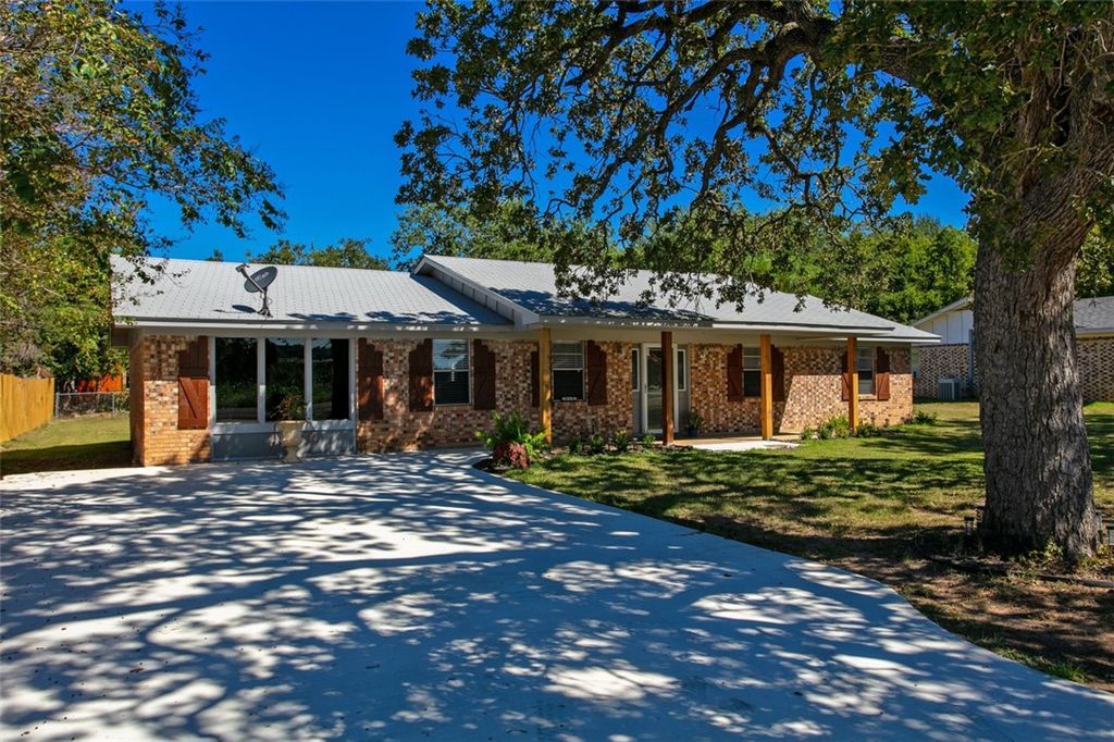 Photo of 415 W Decherd Street, Franklin, TX 77856 (MLS # 26005406)