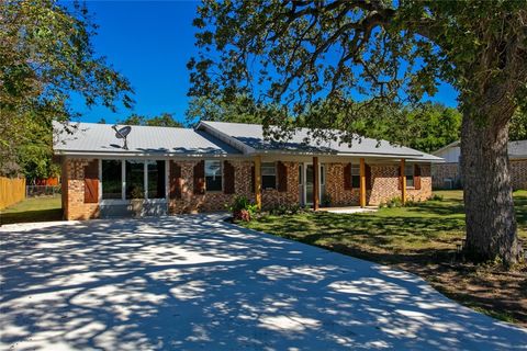 Photo of 415 W Decherd Street, Franklin, TX 77856 (MLS # 26005406)