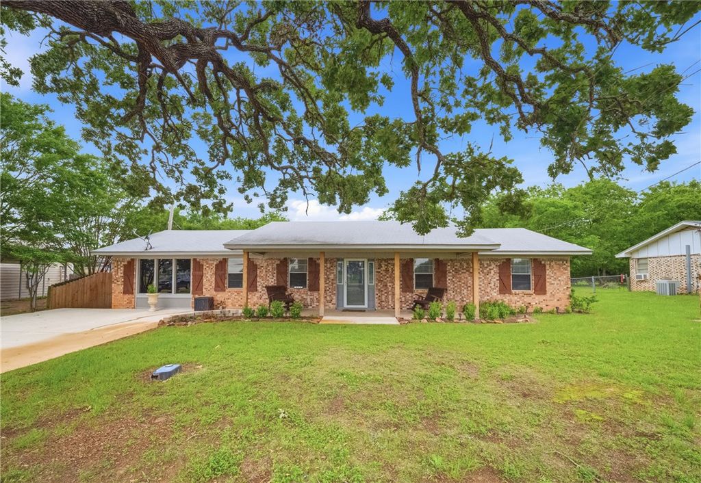 Photo of 415 W Decherd Street, Franklin, TX 77856 (MLS # 26005406)