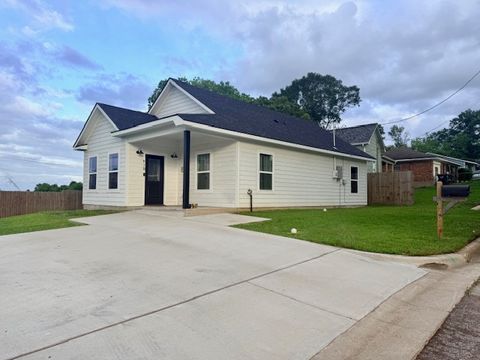 Photo of 810 Brown Street, Brenham, TX 77833 (MLS # 26005038)
