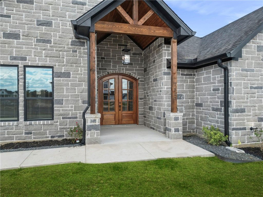 Photo of 7823 Luke Ct Ct, Bryan, TX 77808 (MLS # 26003673)