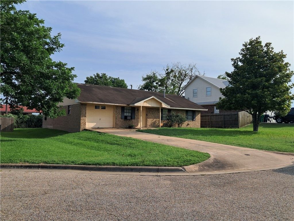 Photo of 1202 Cheyenne Drive, Brenham, TX 77833 (MLS # 25012467)