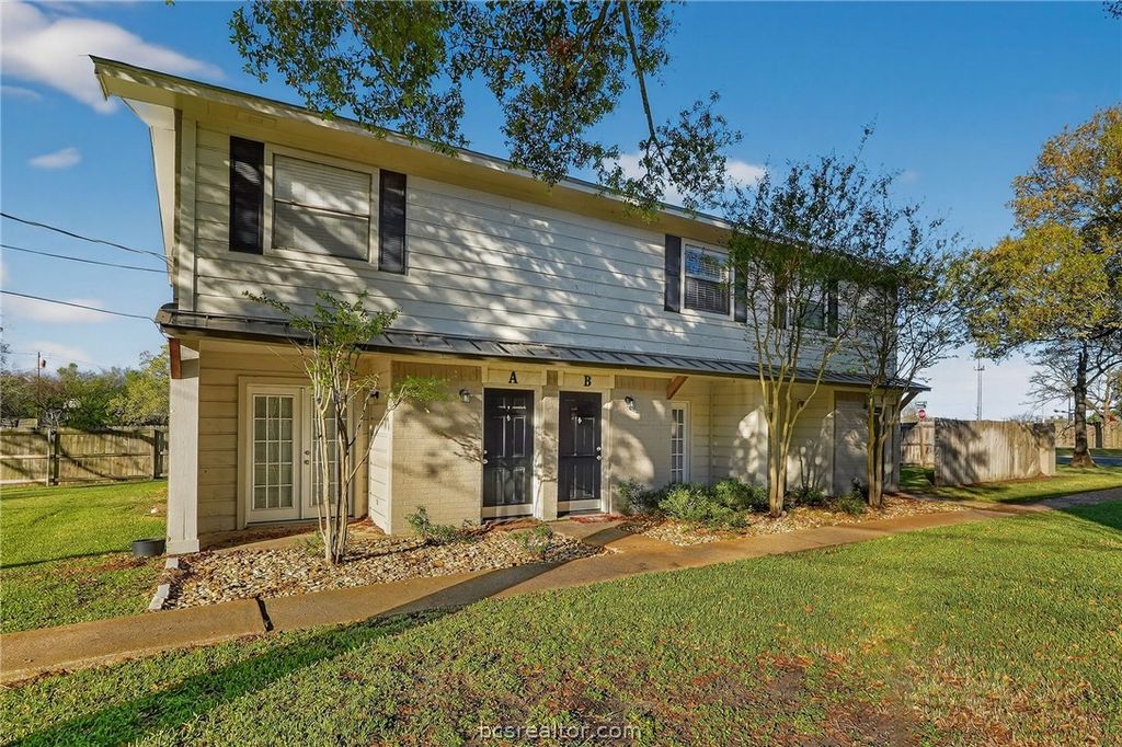 Photo of 1400 Summit Street #B, College Station, TX 77845 (MLS # 26003170)