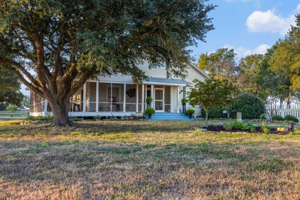 Photo of 6020 Valley View Lane, Brenham, TX 77833 (MLS # 25010504)