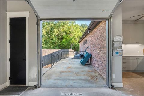 Tiny photo for 2900 E Embers Court, Bryan, TX 77808 (MLS # 26000047)