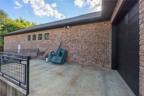 Tiny photo for 2900 E Embers Court, Bryan, TX 77808 (MLS # 26000047)