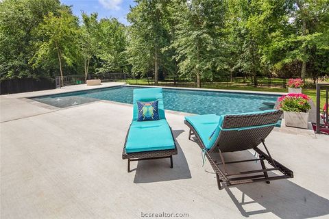 Tiny photo for 2900 E Embers Court, Bryan, TX 77808 (MLS # 26000047)