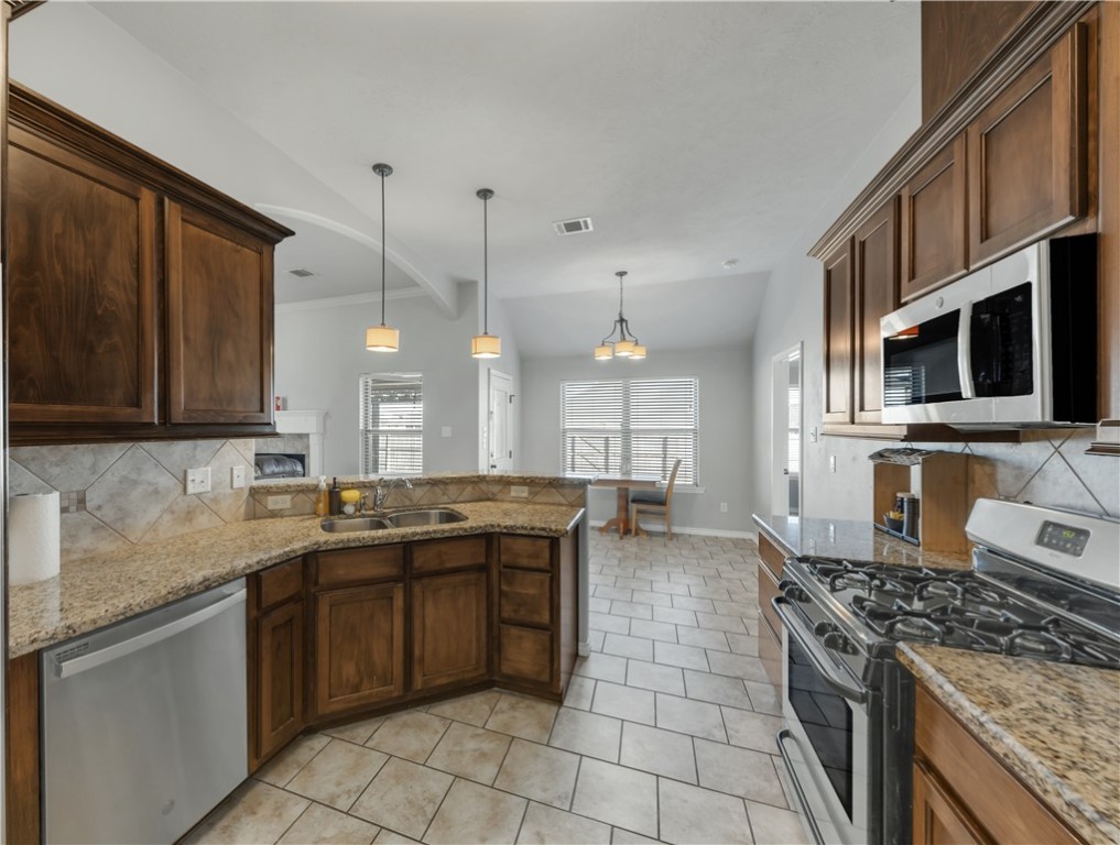 Bryan, Texas 77808, United States, 3 Bedrooms Bedrooms, ,2 BathroomsBathrooms,Residential,Pending,83846