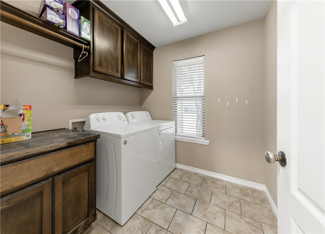 Bryan, Texas 77808, United States, 3 Bedrooms Bedrooms, ,2 BathroomsBathrooms,Residential,Pending,83846