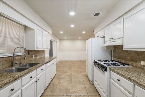 Tiny photo for 4403 Robinhood Circle, Bryan, TX 77803 (MLS # 26005444)