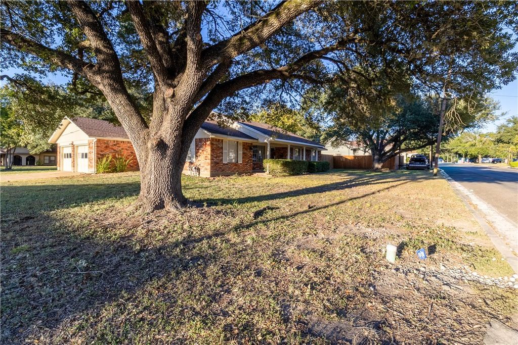 Photo of 1205 Felder Street, Navasota, TX 77868 (MLS # 25011759)