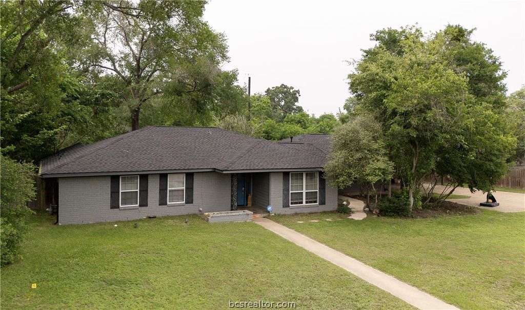 Photo of 816 Tanglewood Drive, Bryan, TX 77802 (MLS # 26004906)