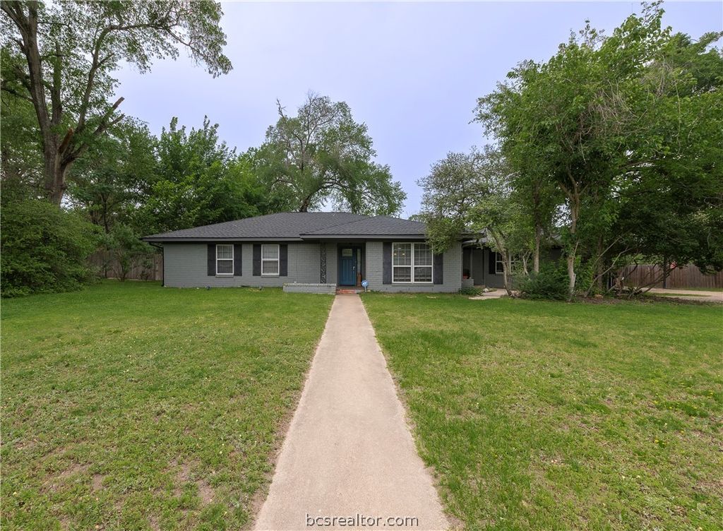 Photo of 816 Tanglewood Drive, Bryan, TX 77802 (MLS # 26004906)