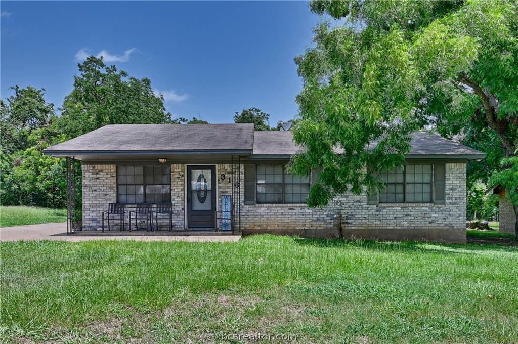 Photo of 316 Johnson Street, Brenham, TX 77833 (MLS # 26008714)