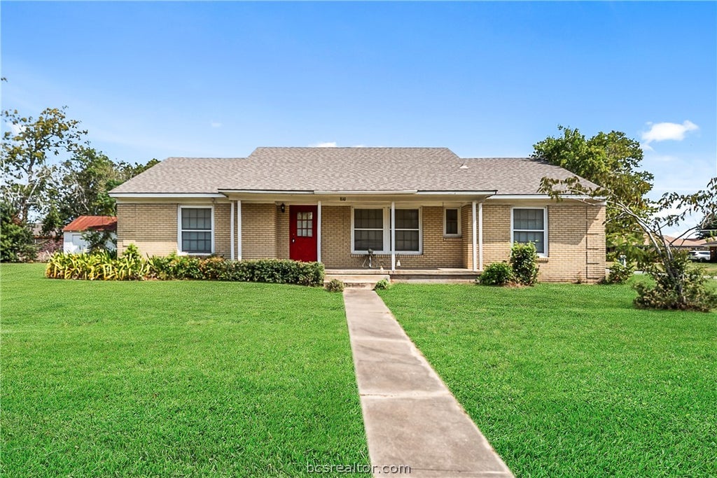 Photo of 810 Main Street, Hempstead, TX 77445 (MLS # 26011650)