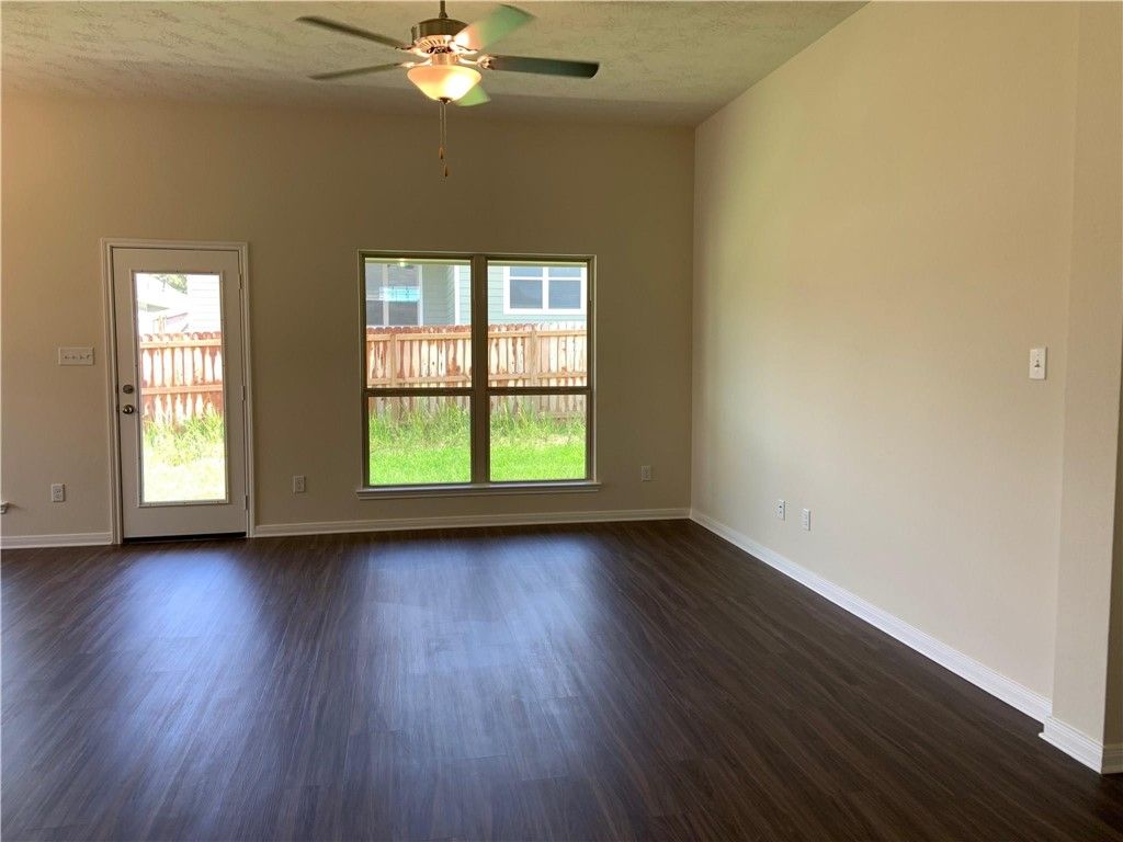 Photo of 139 Bates Ct Ct, Huntsville, TX 77320 (MLS # 26004331)